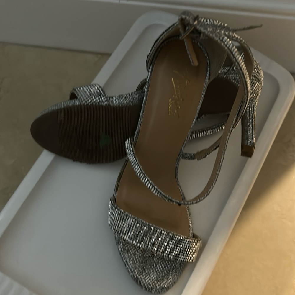 Super Cute Rhinestone Heel!!
